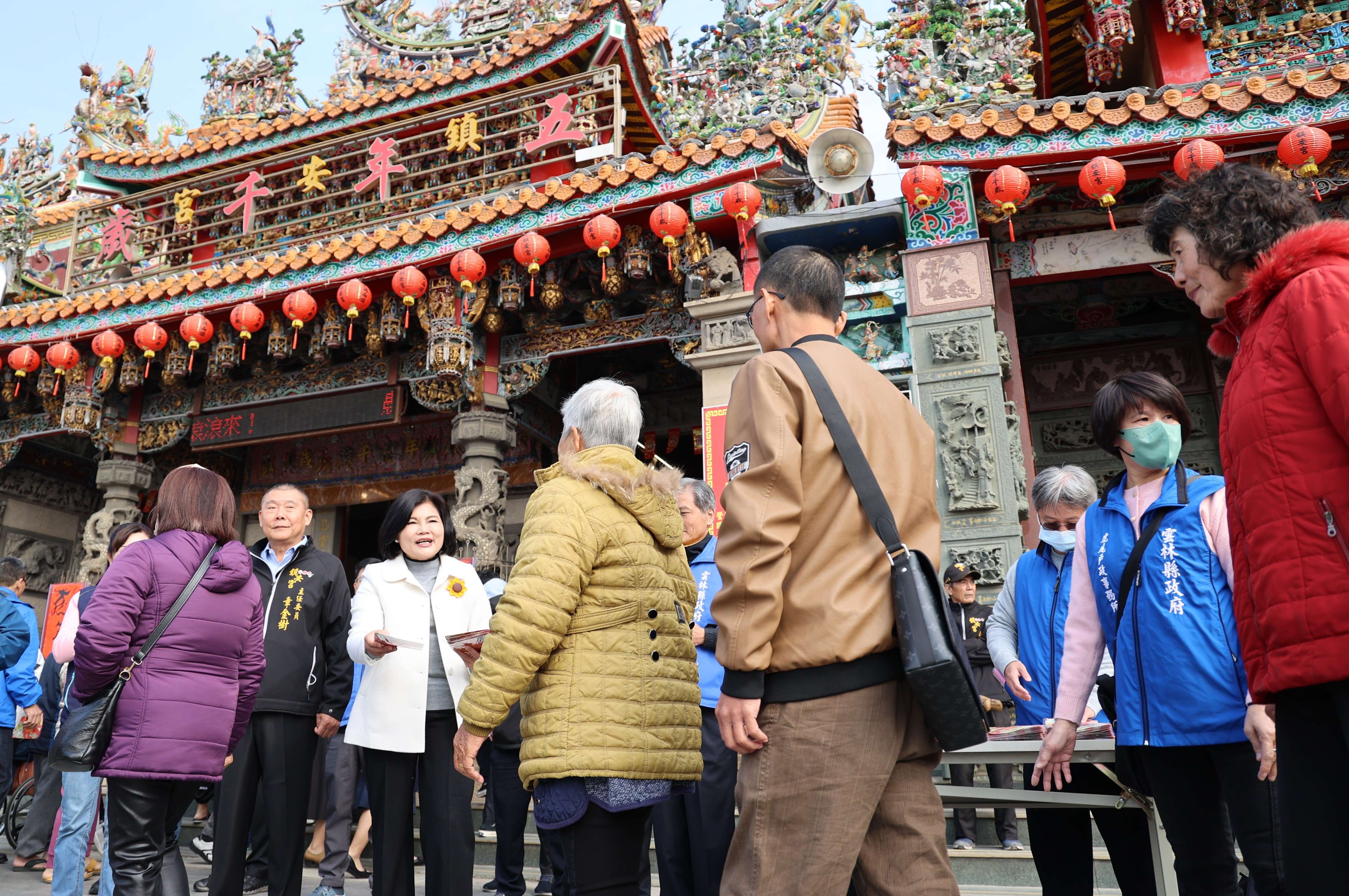 大年初一　張麗善縣長寺廟參拜祈福發送龍年福袋