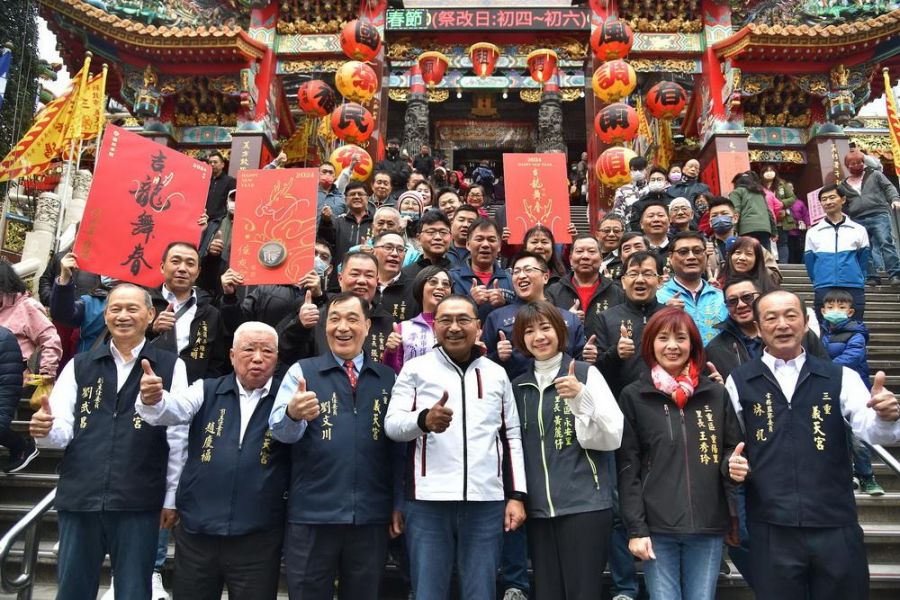 侯友宜初一至板橋及三重參拜 祈願市民平安 發送龍年福袋