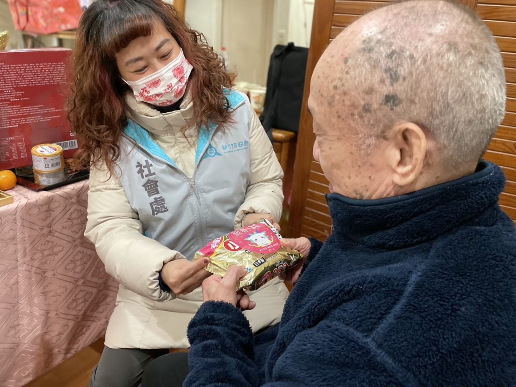 春節期間,市府針對獨居長輩、弱勢家庭及民眾提供緊急服務需求。(圖/記者林照東翻攝)