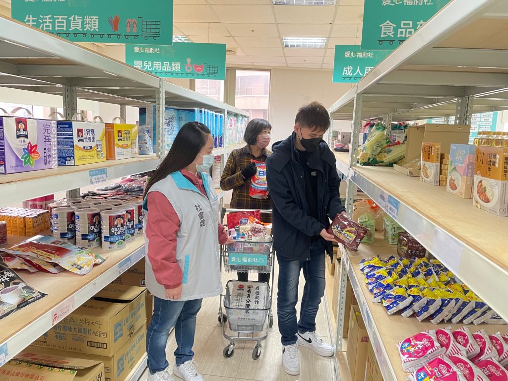 供應禦寒物資與熱食,提供穩定民生需求。(圖/記者林照東翻攝)