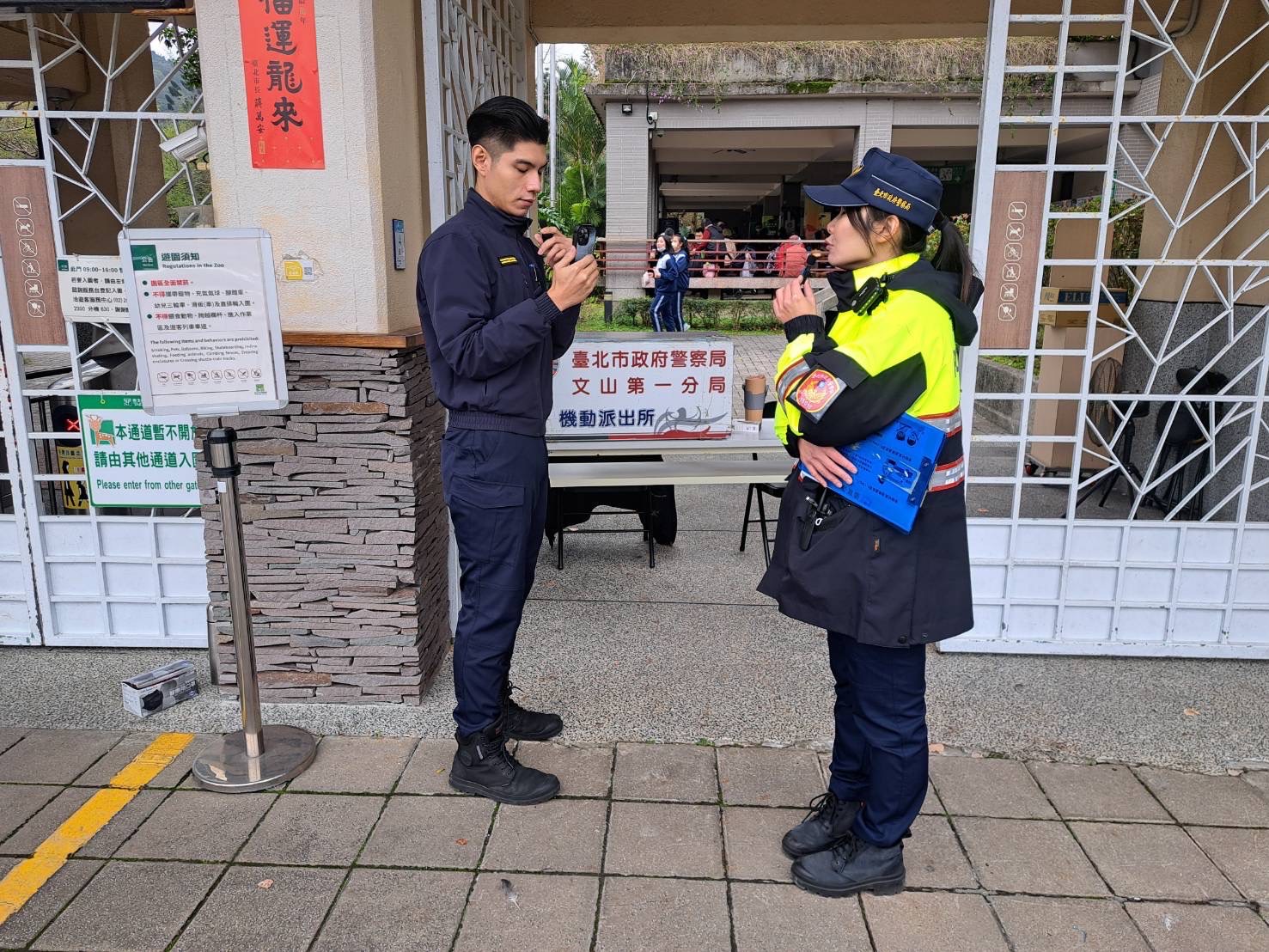 交通組巡官沈育緯（圖左） 警備隊隊長陳靚紋（圖右）。（記者 張艷君翻攝）