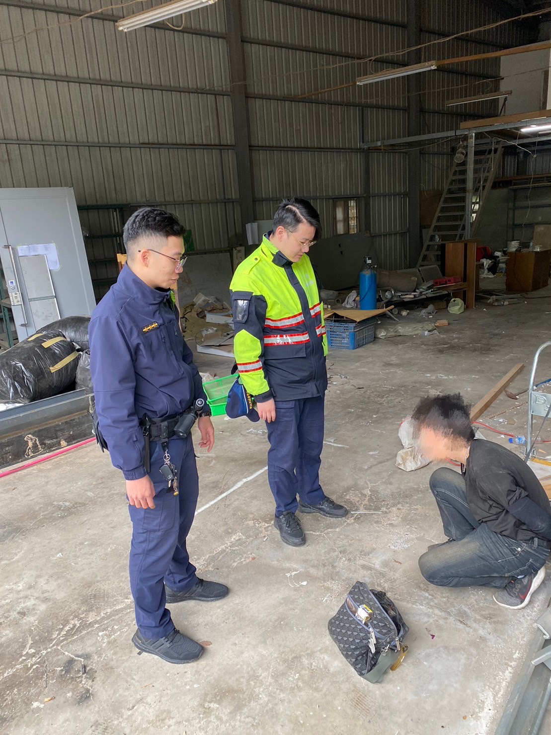 犯嫌當場人贓俱獲被警方逮捕。(記者宋紹誠翻攝)