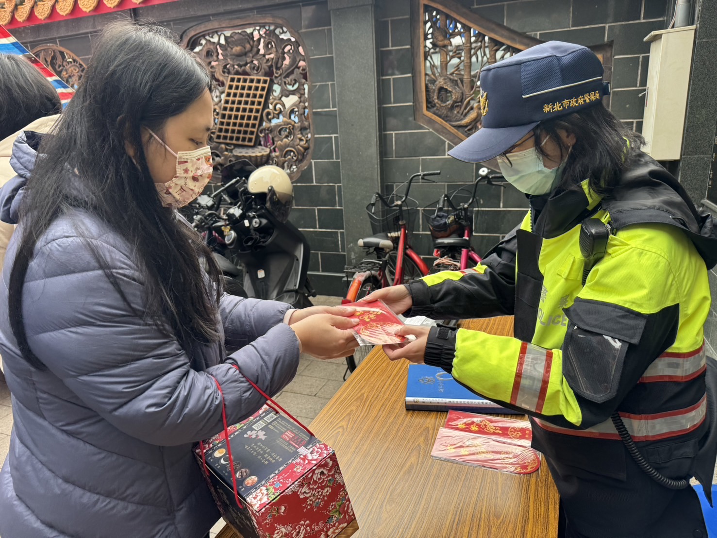 警方發送新春小物。(記者宋紹誠翻攝)