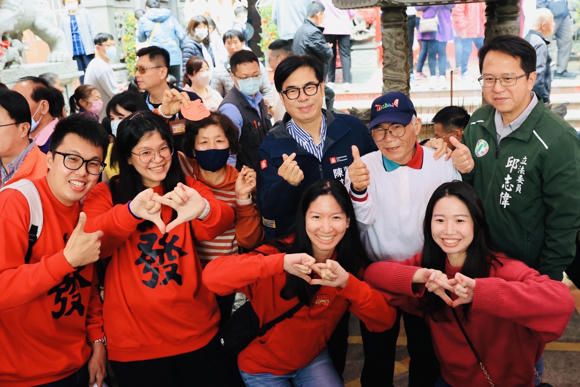 高雄市長陳其邁走春拜年人氣紅不讓 民眾搶沾祝福喜氣 幸福滿溢