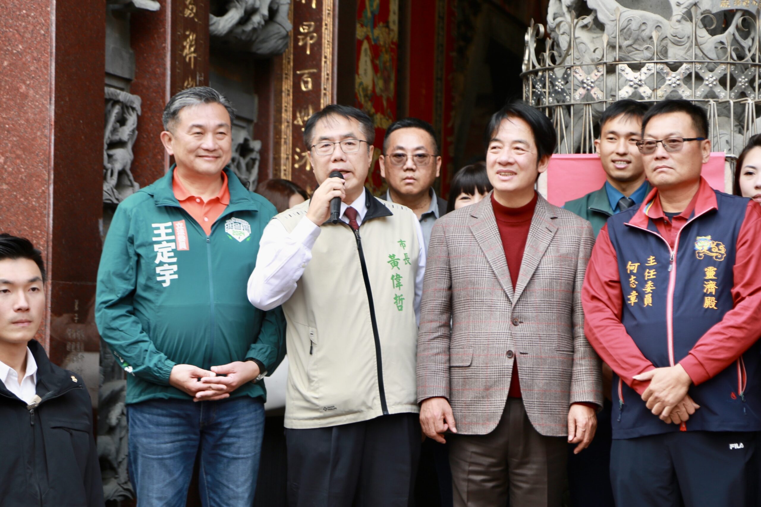 黃偉哲陪同賴清德初一參拜祈福 祝福市民龍年行大運