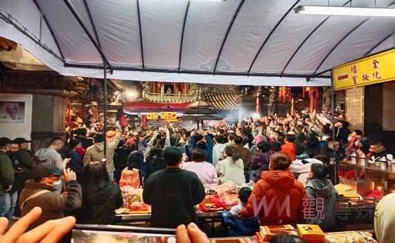 (有影片)/新春祈福 北港朝天宮開廟門、送福袋抽黃金媽祖