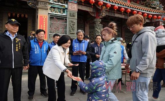 大年初一「走春」祈福 張麗善縣長寺廟參拜、發送龍年福袋