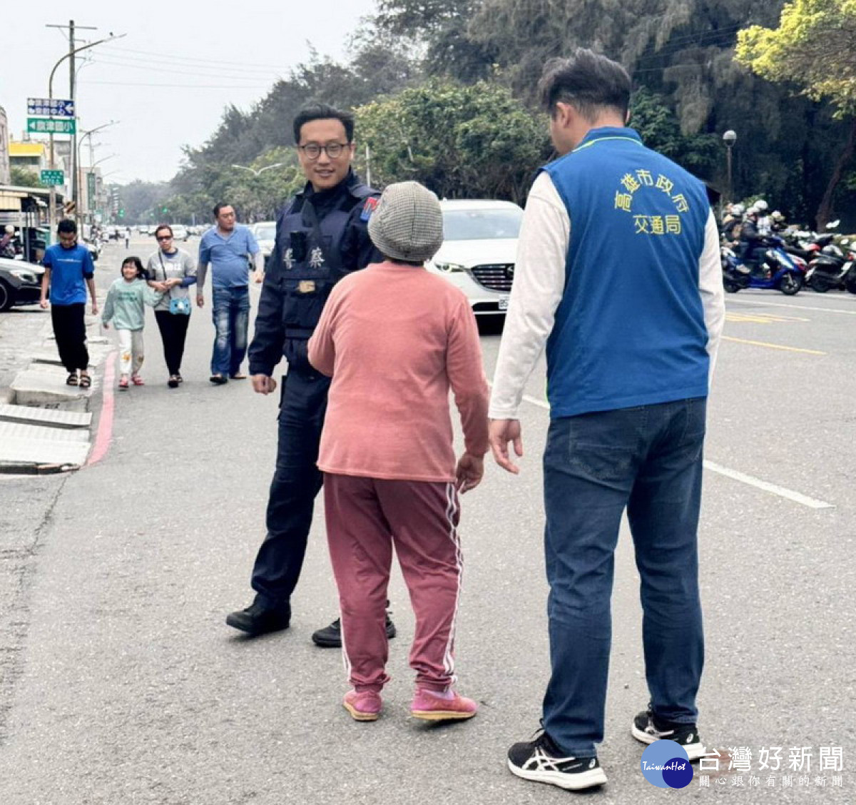 ▲高市交通局於春節期間邀集警察單位聯合稽查違法招攬停車。