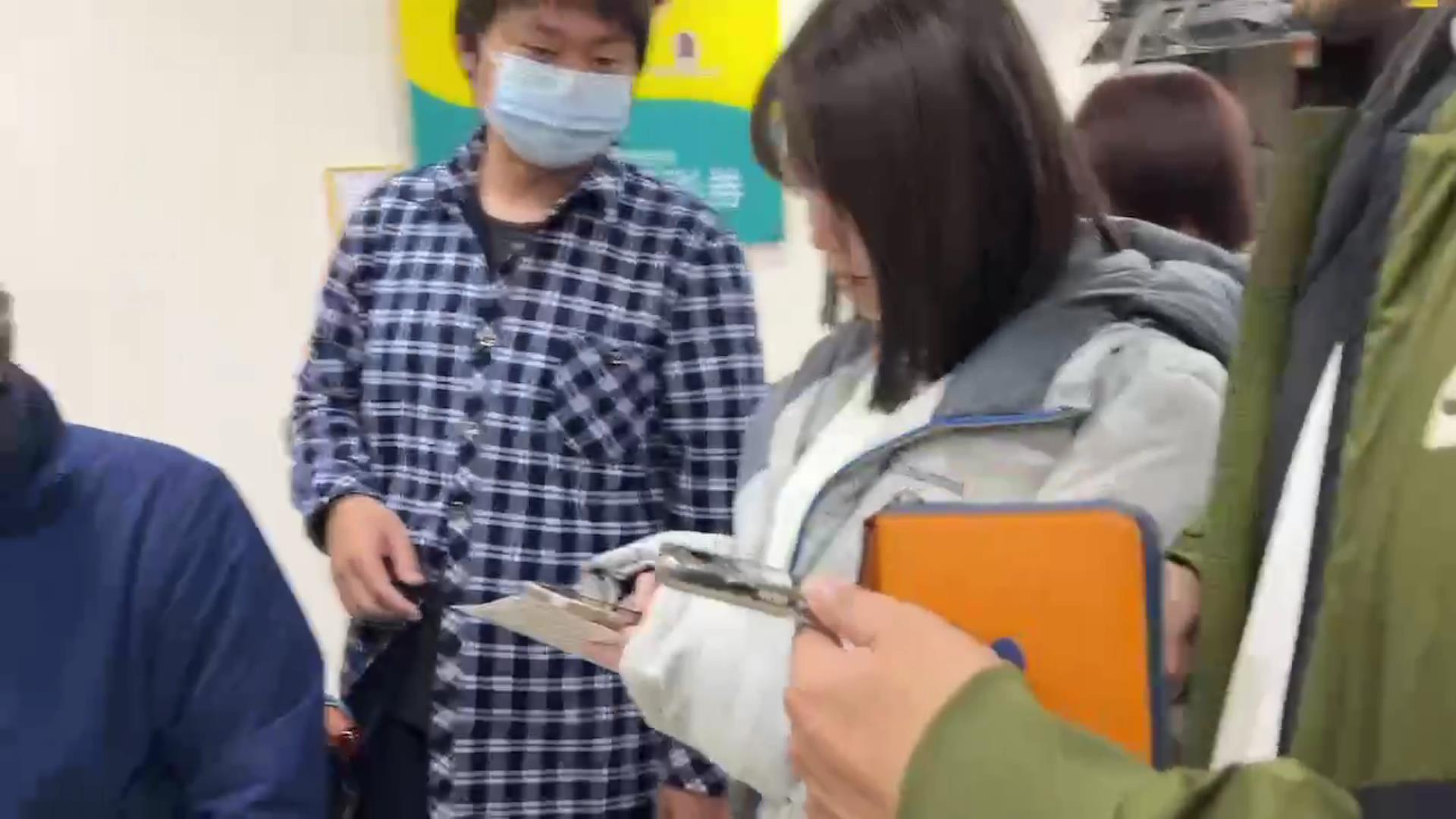 ▲北斗鎮一對小夫妻在春節期間到當地的彩券行購買刮刮樂，卻意外中得300萬元大獎，夫妻都認為是太太肚裡的龍寶寶帶來幸運。（記者張溎壕攝）