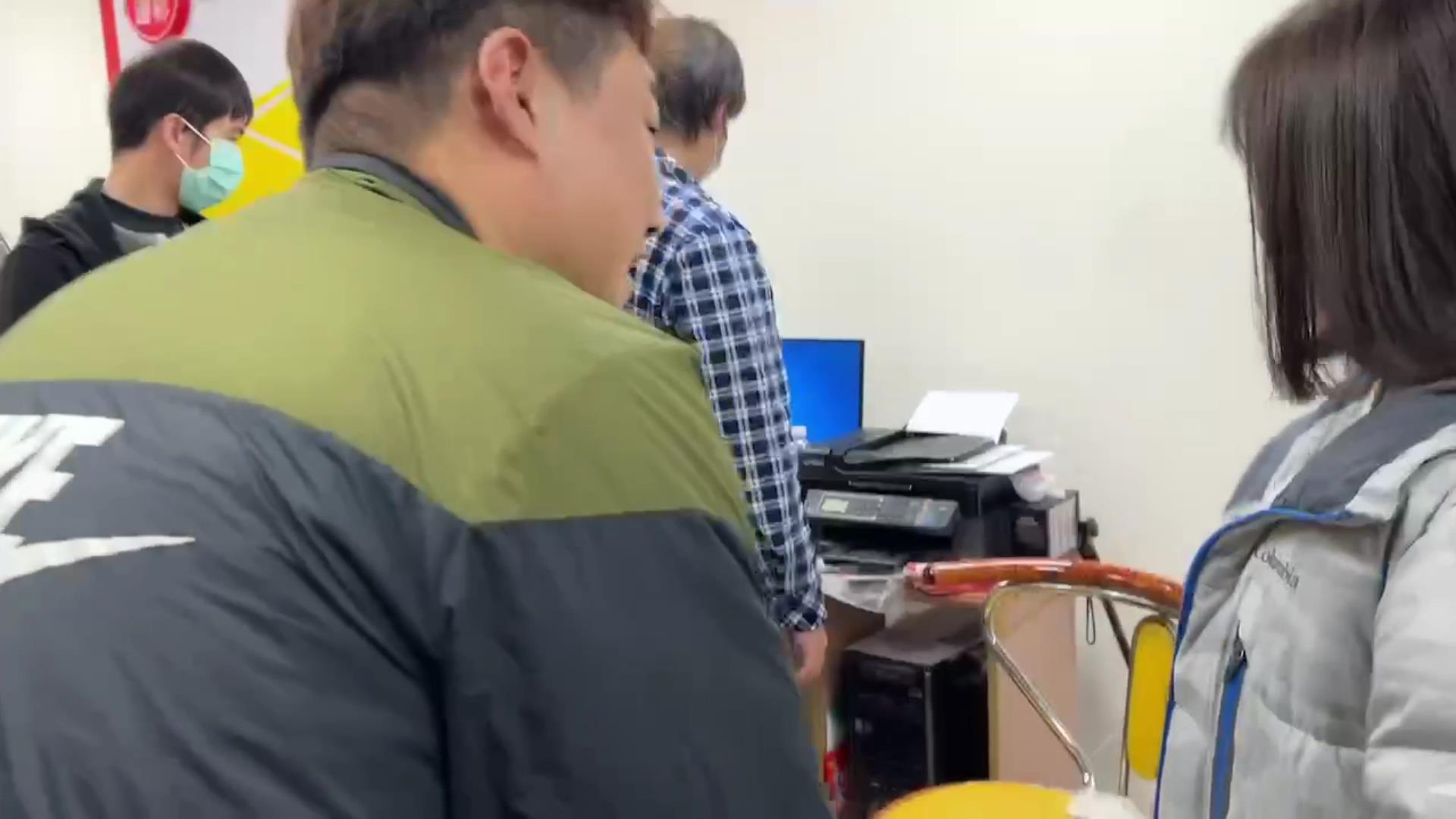 ▲北斗鎮一對小夫妻在春節期間到當地的彩券行購買刮刮樂，卻意外中得300萬元大獎，夫妻都認為是太太肚裡的龍寶寶帶來幸運。（記者張溎壕攝）