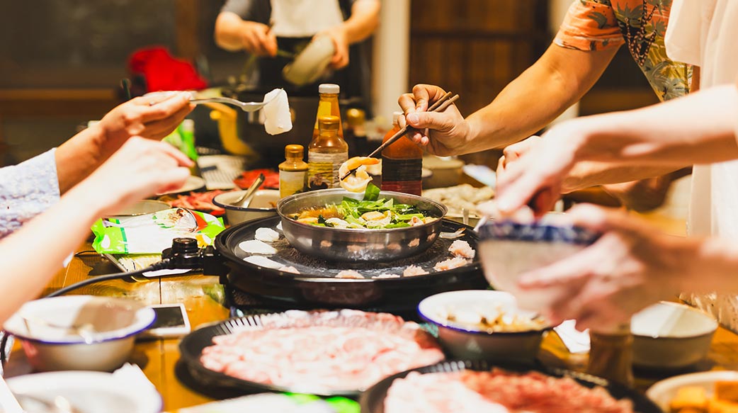 健康 有 組 人 朋友 木 日本 健康 風格 餐 傳統 美味 調料 新鮮 一起 亞洲人 好吃 亞洲 烹飪 食物 湯 家庭 蝦 豬肉 海鮮 餐廳 享受 家 醬 煮沸 鍋 燉 晚餐 美食 有趣 女人 吃 肉 熱 蔬菜 男人 蒸汽 中國的 蛋白質 生 黨