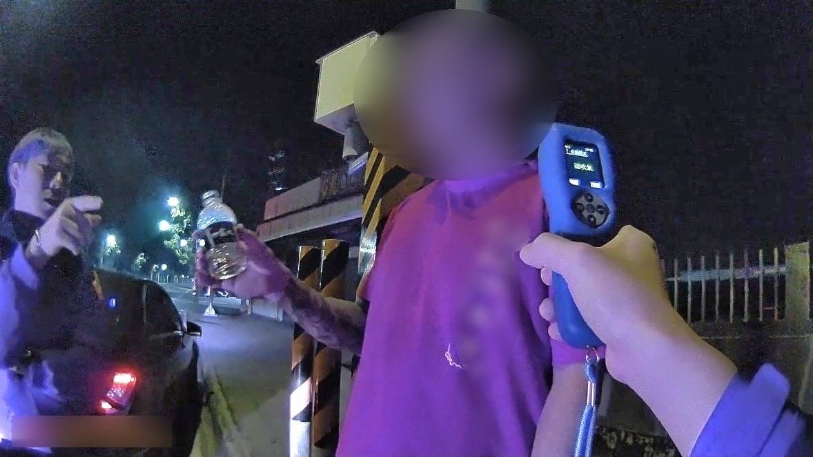 警車旁竟闖紅燈！ 男辯沒闖也沒喝 酒測超標慘送辦