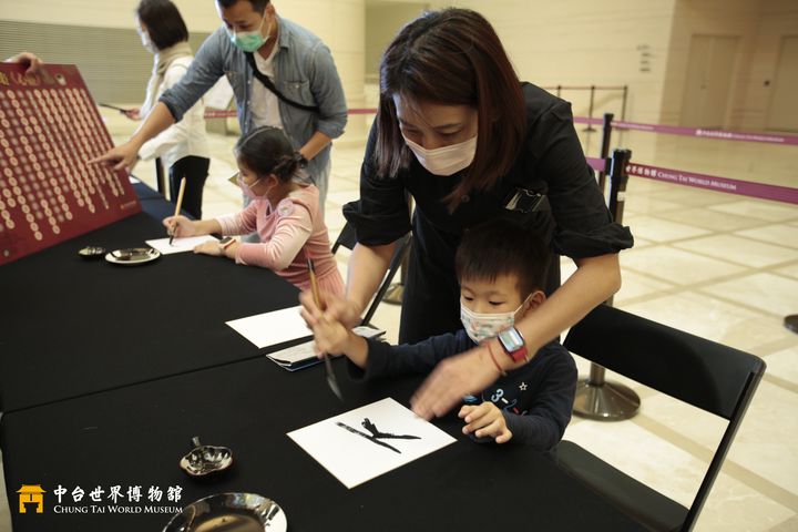 集心經邀民眾提筆寫字。 圖:中台世界博物館/提供