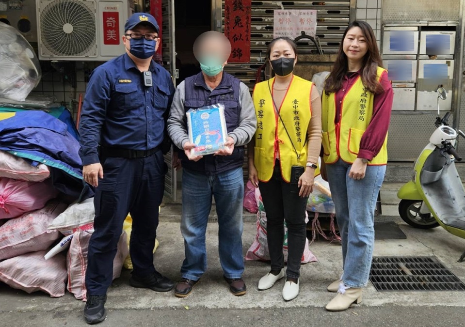 ▲圖說:警自掏腰包購買物資贈送清寒董姓民眾,也轉介社會團體加碼送暖 (圖/台中市政府提供)