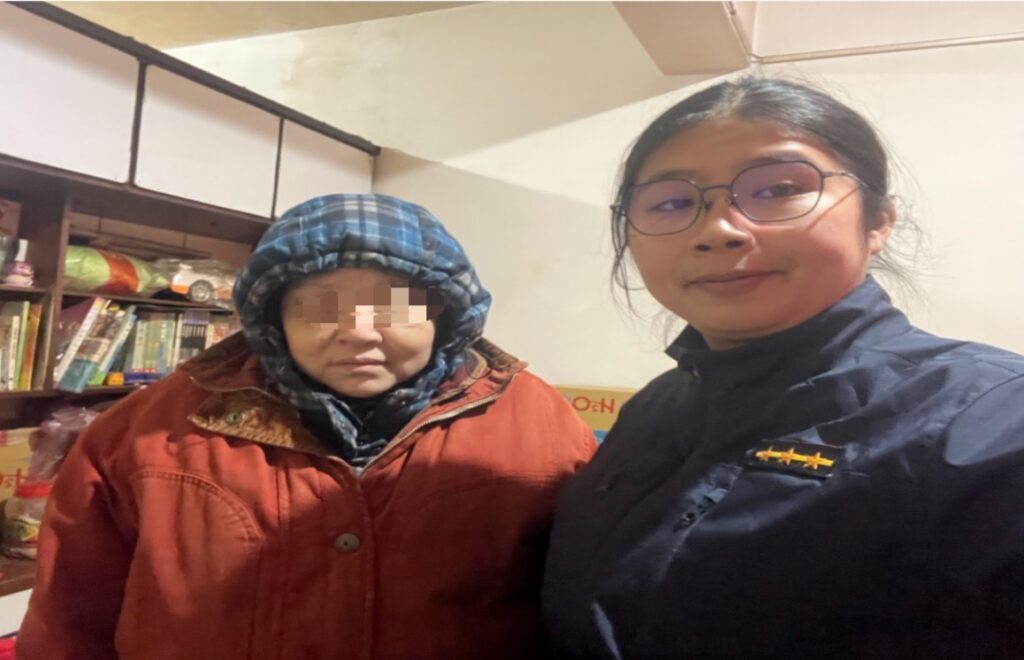 社子派出所警員戴玉華得知婦人生活急需協助,隨即前往關懷、慰問。圖/士林分局