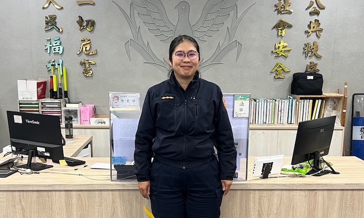 社子派出所警員戴玉華得知婦人生活急需協助,隨即前往關懷、慰問。圖/士林分局