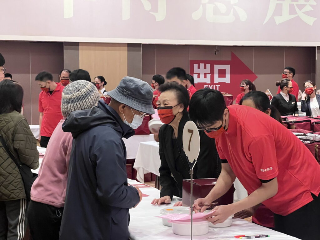 台北福華大飯店年菜熱賣近40年，料多味美的好口碑成功擄獲上千位老饕成忠實客群（台北福華大飯店提供）