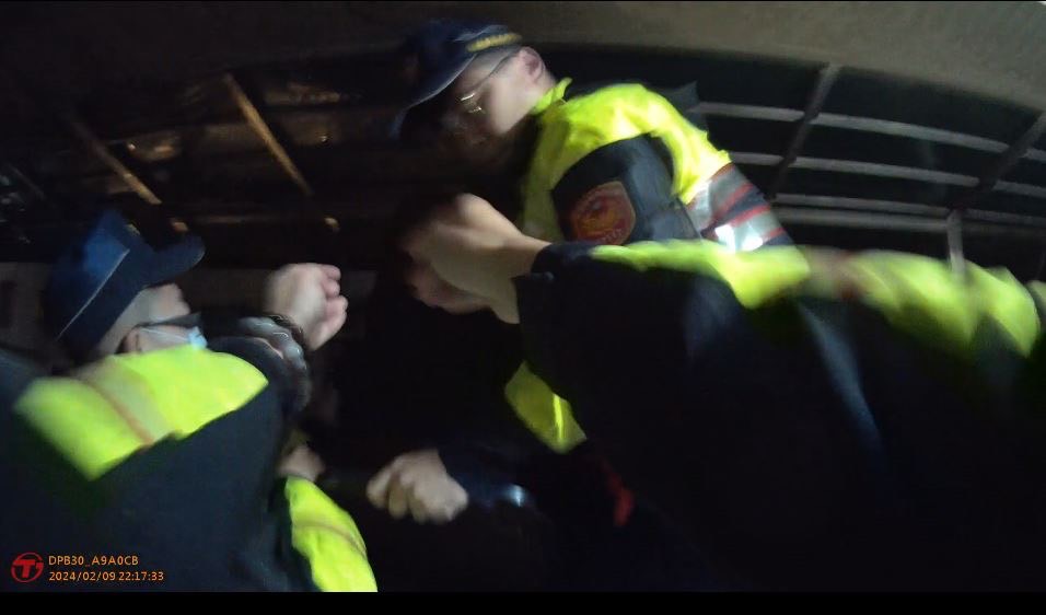 山佳派出所接獲民眾報案,民眾坐陽台欄杆疑有輕生意圖,員警及時阻止防憾事發生。圖/樹林分局