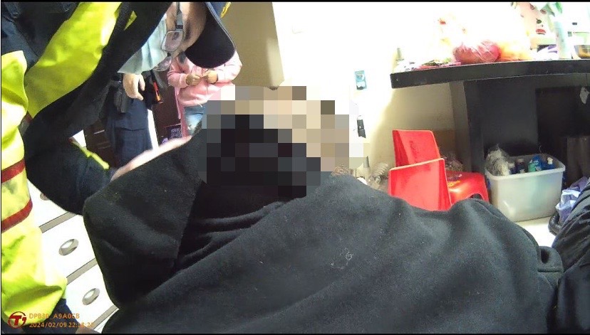 山佳派出所接獲民眾報案,民眾坐陽台欄杆疑有輕生意圖,員警及時阻止防憾事發生。圖/樹林分局