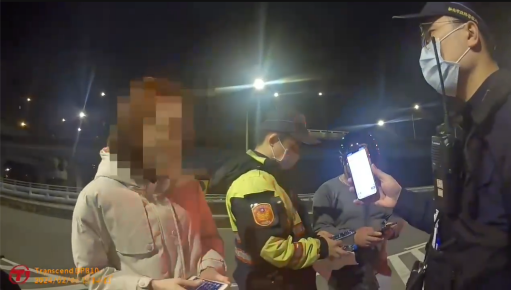 副所長發現電動自行車於路檢點100公尺前停下,坦承阮男為駕駛。圖/土城分局