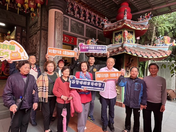 基隆市警察第二分局至現場進行反詐騙宣導。圖/第二分局