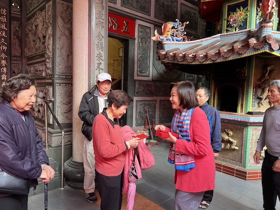 副市長邱佩琳於在覺修宮參拜,並向民眾祝賀新年並發放龍年限量紅包。圖/第二分局