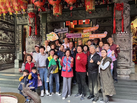 基隆市警察第二分局至現場進行反詐騙宣導。圖/第二分局