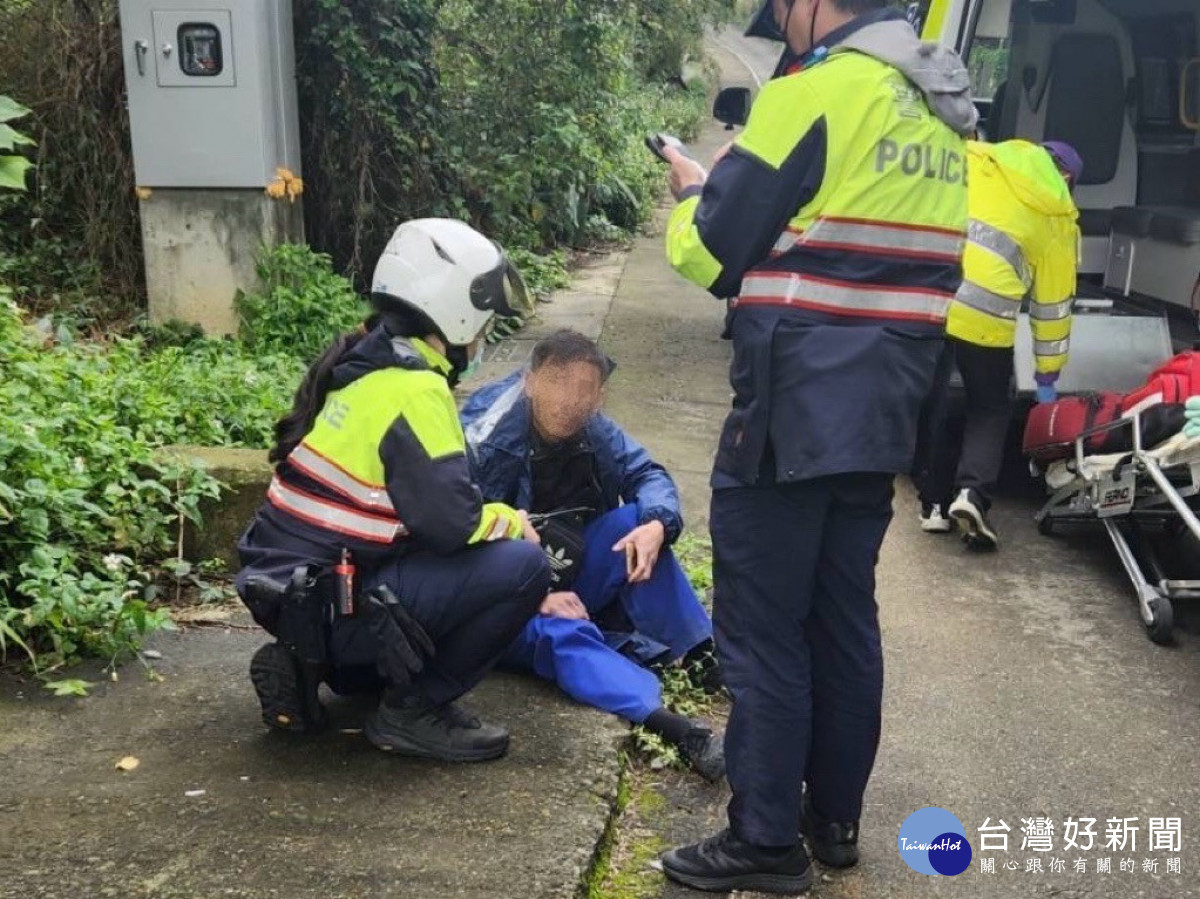 外籍男子昏倒不知名路邊，龜山女警超機靈辨位，順利送醫後恢復意識且並無大礙。<br /><br /> 