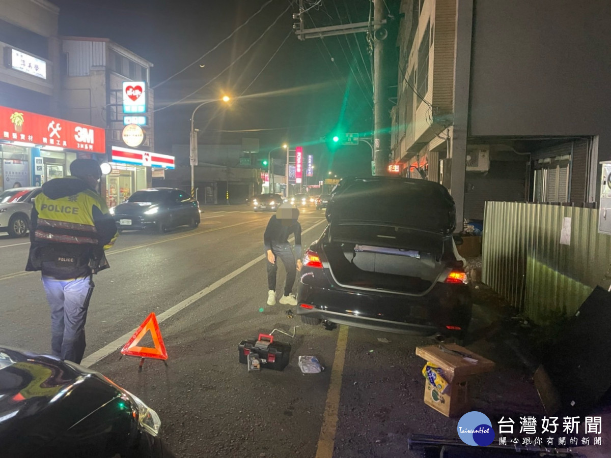 移工車輛爆胎，在員警協助下成功的排除了障礙。