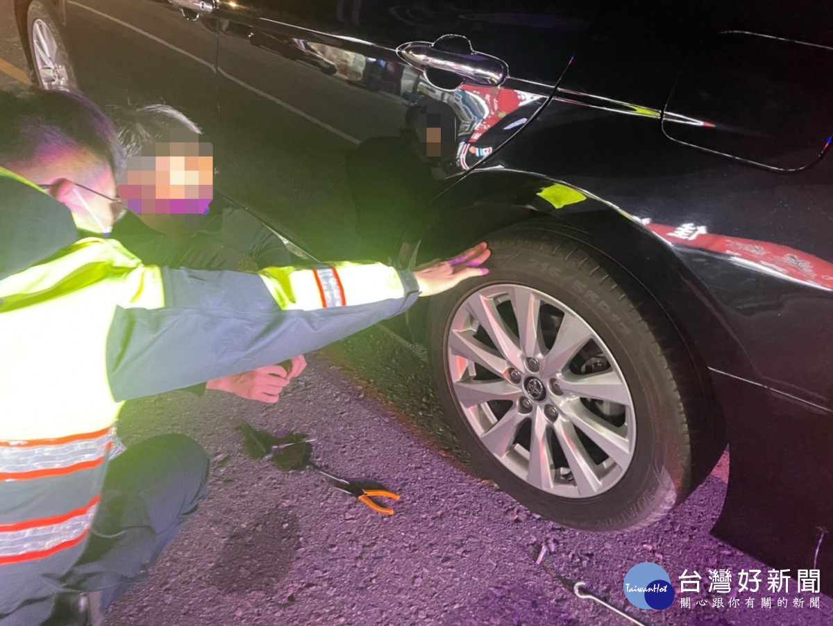 移工車輛爆胎,在員警協助下成功的排除了障礙。