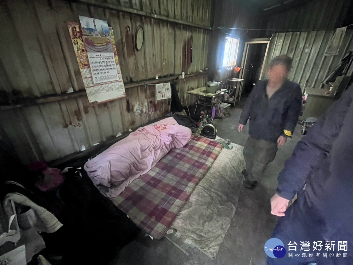 獨居拾荒老翁存糧已空，龜山暖警助他度過新春寒冬。