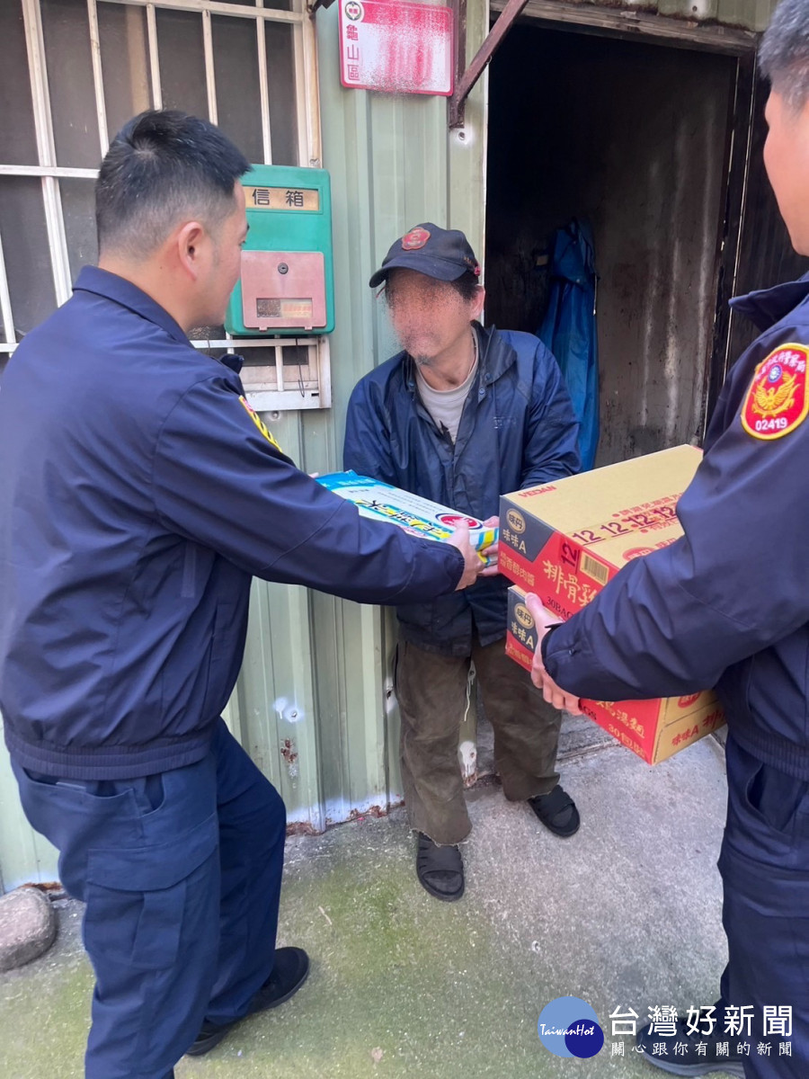 獨居拾荒老翁存糧已空,龜山暖警助他度過新春寒冬。