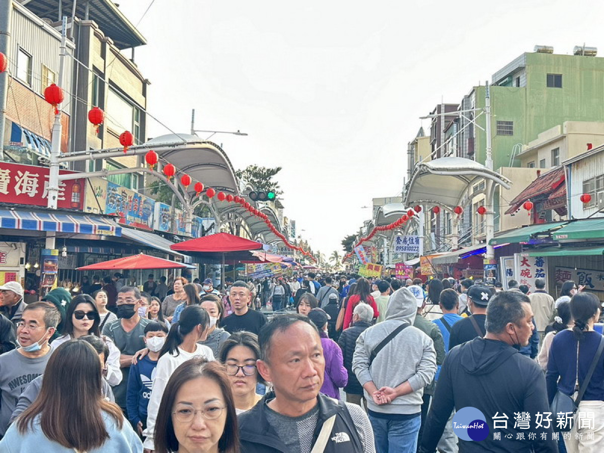 ▲在優惠券的助攻之下市民直奔旗津海產街、增加旗津、哈瑪星、鹽埕等鄰近商圈人氣與買氣。