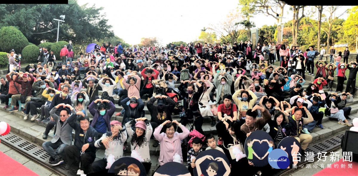 超級浪漫情人節，520對情侶齊聲「我愛你」。圖／記者鄧富珍攝