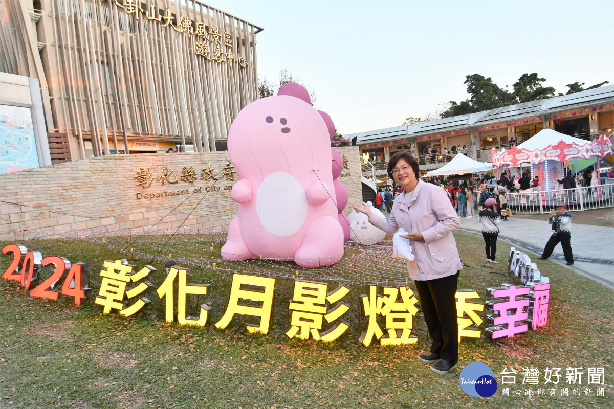 超級浪漫情人節,520對情侶齊聲「我愛你」。圖/記者鄧富珍攝