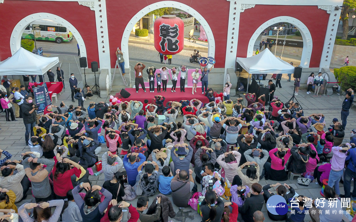 超級浪漫情人節,520對情侶齊聲「我愛你」。圖/記者鄧富珍攝