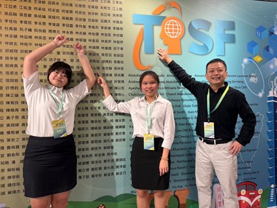 獨家報導 記者康欣洋/台中報導 台中市立大甲高中由黃嘉男教師指導學生張心瑀、林永泰的作品,獲得台灣國際科展(TISF)最高榮譽工程學一等獎,並獲選為代表台灣參加2024美國國際科展的青年國手代表,預計今年5月前往美國參加2024美國國際科展。台中市政府教育局表示,市長盧秀燕重視科學教育發展,強調透過實驗、動手做過程,培育學生科技關鍵素養,預祝這次赴美參展成功順利,讓世界看見台灣。 教育局長蔣偉民表示,大甲高中學生張心瑀、林永泰獲獎的科展主題,是參訪廟宇後的發想,由於廢棄香灰處理不易,容易對環境造成危害,香灰成分含豐富的鹼性物質,其中氧化鈣(CaO)佔廢棄香灰成分50%,以其化學性質上鹼性,利用廢棄香灰製成香灰屋瓦或是香灰地磚,使其與酸雨酸鹼中和,藉此改善酸雨影響土壤酸鹼度的問題,獲得全國工程學科(二)第一名後,再榮獲台灣國際科展「工程學一等獎」。 教育局指出,今年台灣國際科展吸引來自27個國家或地區的學生參加,國內外共計207件優勝作品、347位學生進入決賽,最後一等獎得獎的學校包括大甲高中、建國中學、北一女中、師大附中等,代表台灣參加2024美國國際科展。 教育局表示,美國國際科展素有青少年科學奧林匹亞之稱,是全球最大規模的青年學生科學盛事,每年5月於美國舉行,至今已舉行至第73屆,來自各國上千名學生參加,競逐多個獎項、實習機會、科學考察等,獎學金額高達七萬五千美元。 教育局指出,大甲高中科展團隊繼去年獲台灣選派至墨西哥參加國際科學博覽會後,今年又獲得參加美國國際科展的台灣代表權,是台中之光,預祝這次赴美參展成功順利。