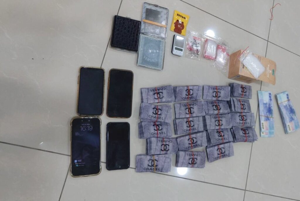 ▲圖說：中市刑大在廖姓主嫌的家中及車上起獲大量毒品及販毒所得16萬餘元等贓證物              （圖／台中市政府提供）