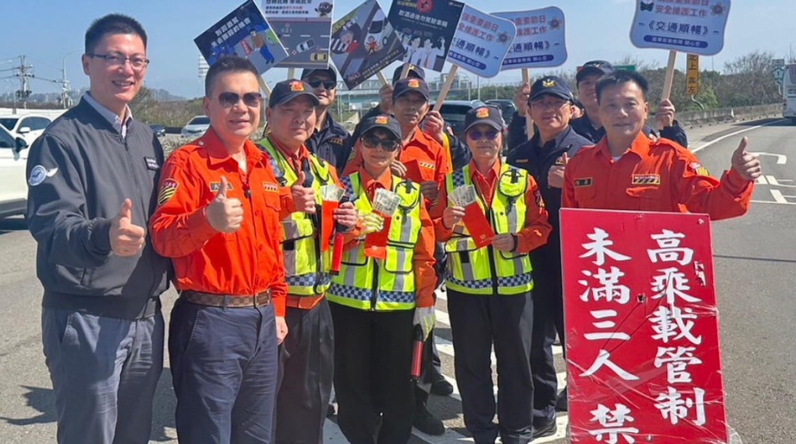 余文忠慰勤「高乘載管制」執行人員 贈寓意道路順暢慰問金