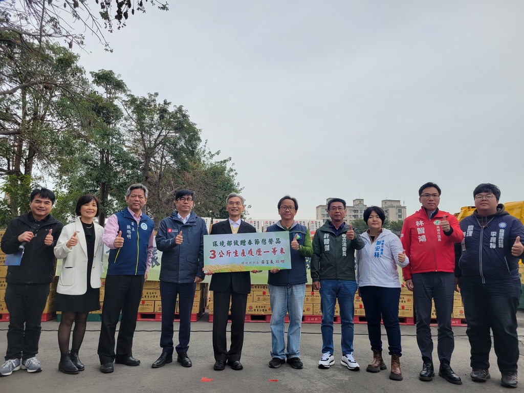 環境部於113年農曆春節前贈送白米慰問品給全國清潔隊員儀式合照（圖：環境部環管署）.jpg