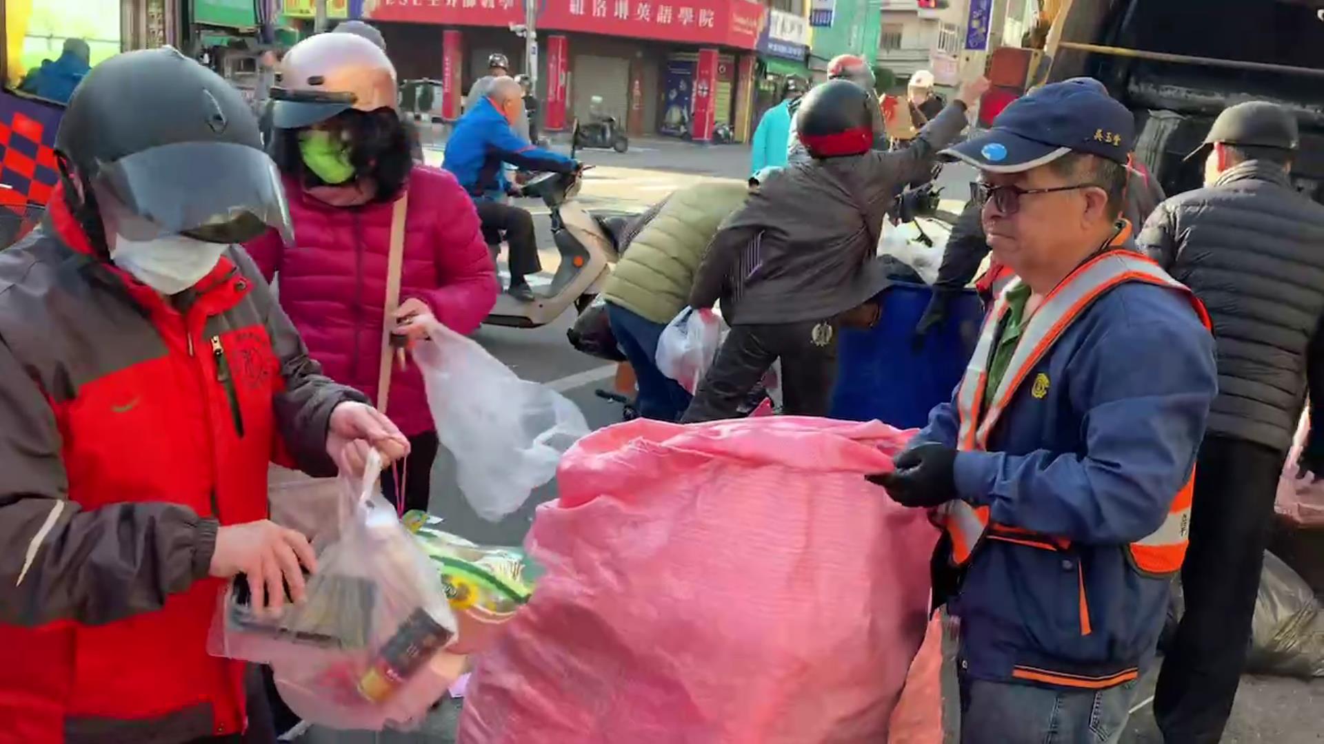 ▲春節假期彰化市停收垃圾4天,今天起恢復清運,市區街頭各個清運點都出現大批丟垃圾人潮,清潔隊員忙得不可開交。(記者張溎壕攝)