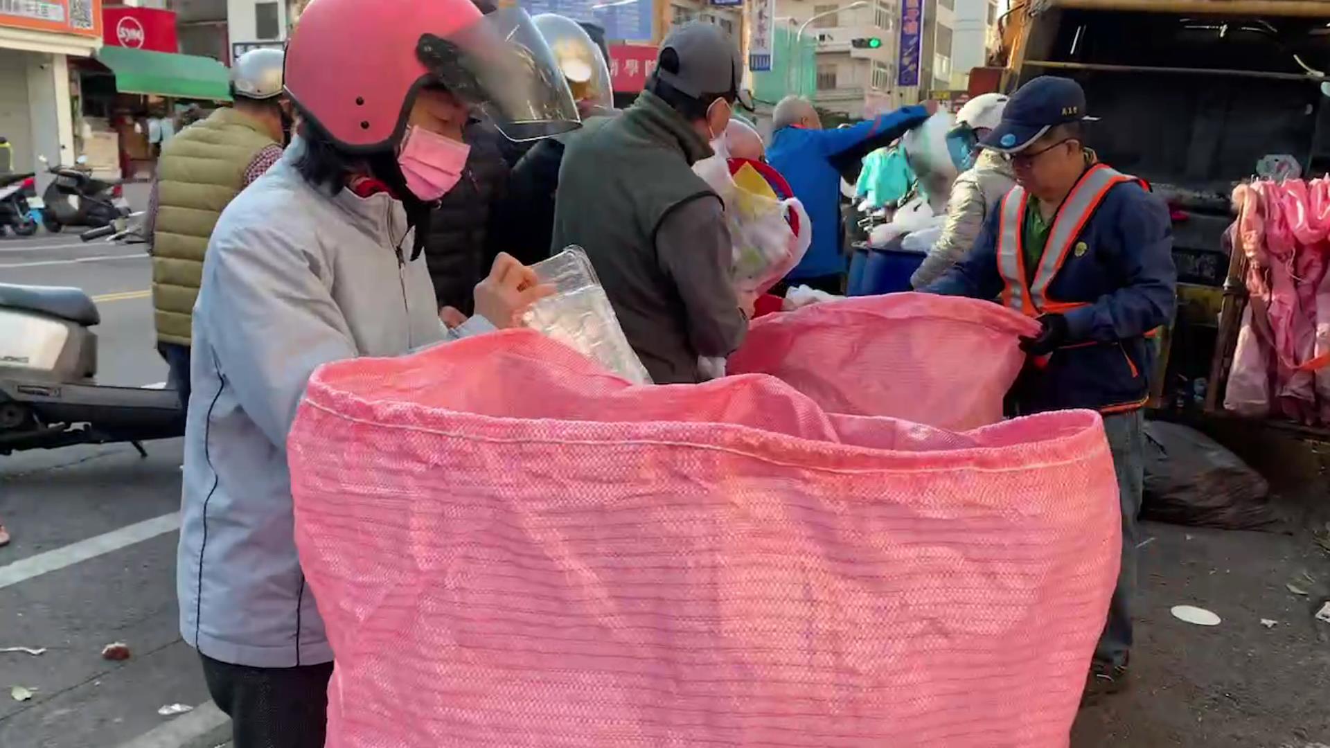 ▲春節假期彰化市停收垃圾4天，今天起恢復清運，市區街頭各個清運點都出現大批丟垃圾人潮，清潔隊員忙得不可開交。（記者張溎壕攝）