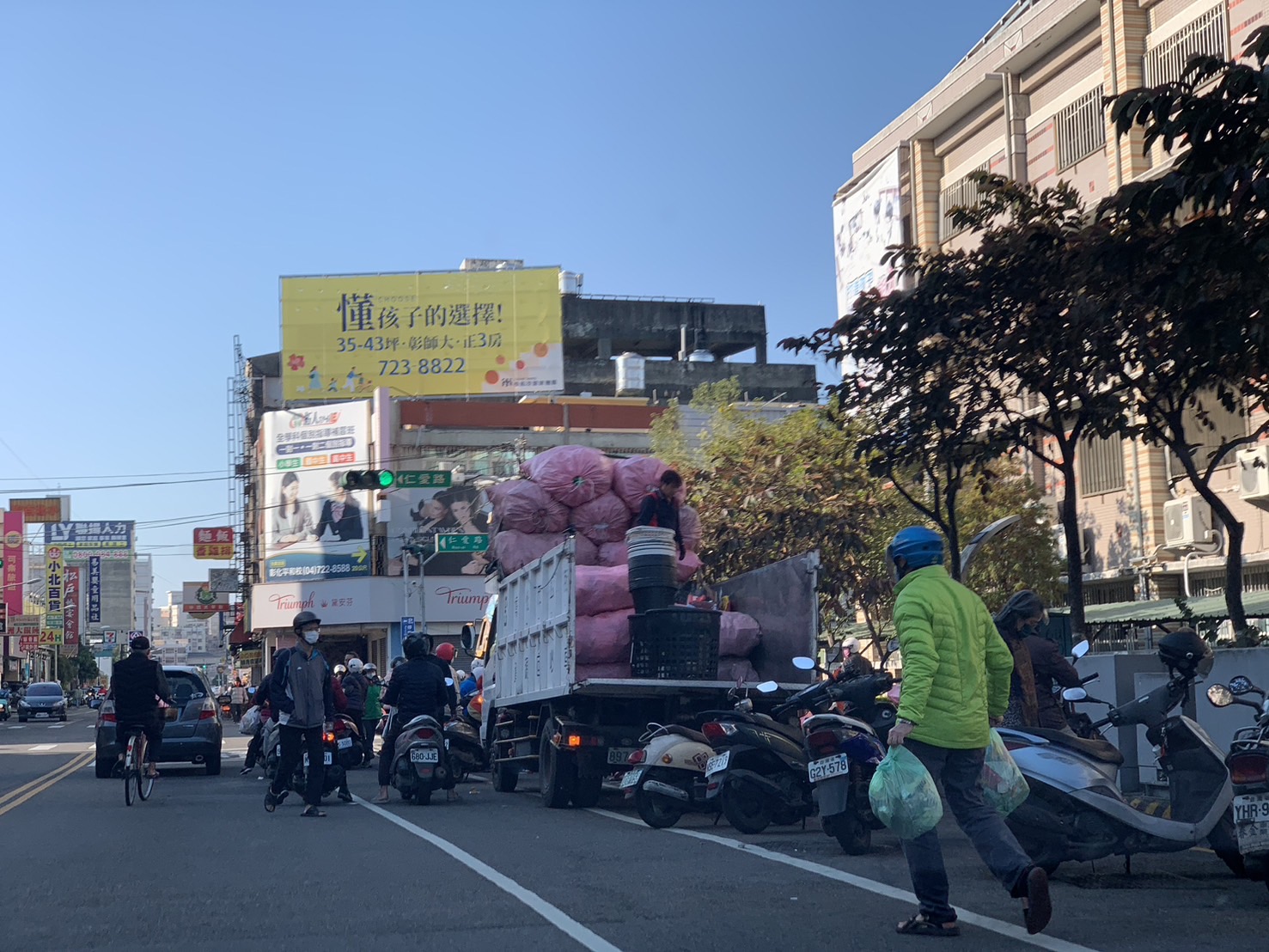 ▲春節假期彰化市停收垃圾4天，今天起恢復清運，市區街頭各個清運點都出現大批丟垃圾人潮，清潔隊員忙得不可開交。（記者張溎壕攝）