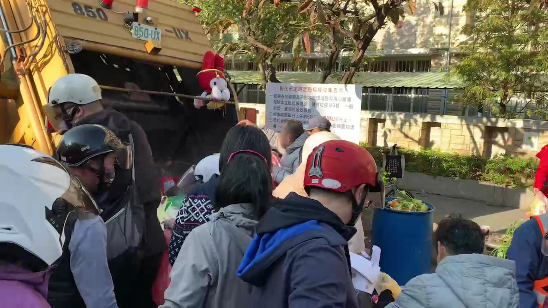 ▲春節假期彰化市停收垃圾4天，今天起恢復清運，市區街頭各個清運點都出現大批丟垃圾人潮，清潔隊員忙得不可開交。（記者張溎壕攝）