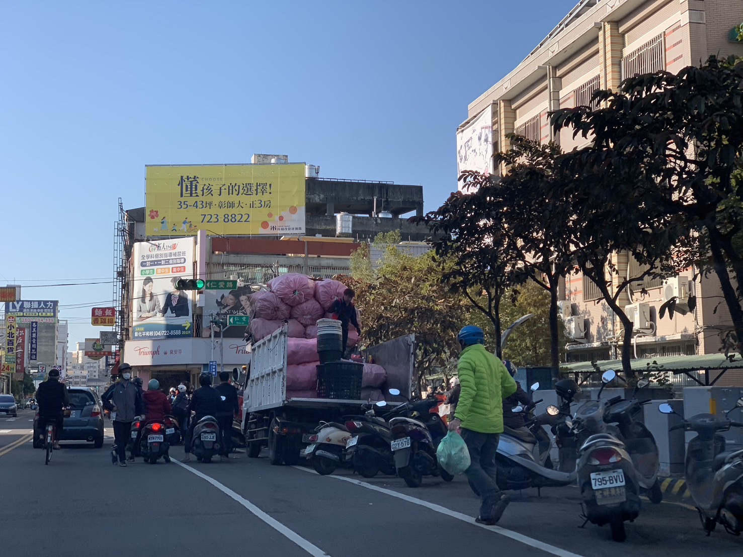 ▲春節假期彰化市停收垃圾4天，今天起恢復清運，市區街頭各個清運點都出現大批丟垃圾人潮，清潔隊員忙得不可開交。（記者張溎壕攝）