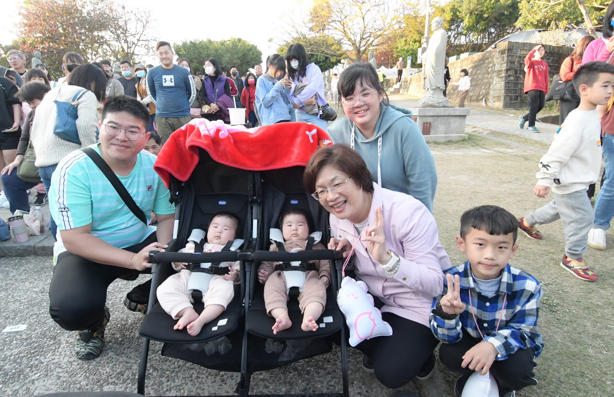 ▲西洋情人節，彰化縣長王惠美率領520對情侶在八卦山下，用多國語言表達愛意，擺出流行手勢，打造了壯觀且甜蜜的氛圍。（記者張溎壕攝）