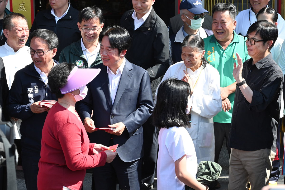 陪同賴清德發放福袋　陳其邁獻祝福 邀民眾賞小鴨遊港