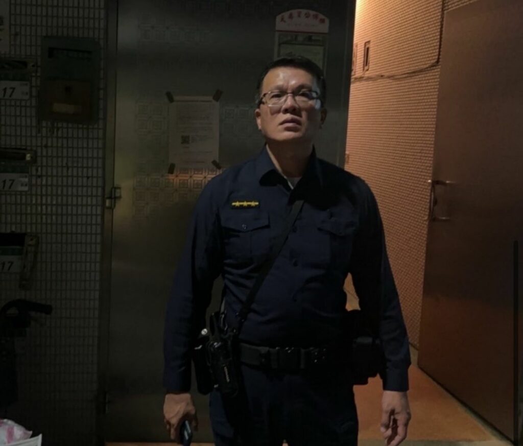 黃姓老翁非常感謝員警幫忙,並對員警服務讚譽有加。圖/士林分局