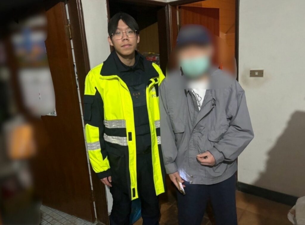 黃姓老翁非常感謝員警幫忙,並對員警服務讚譽有加。圖/士林分局