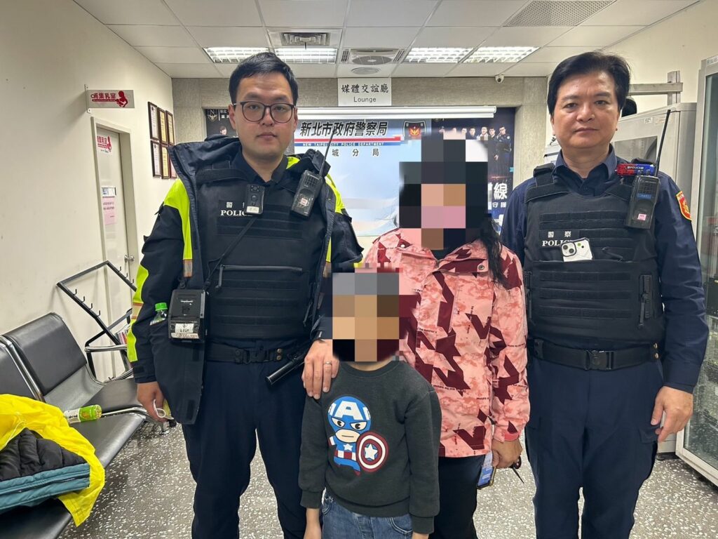 母親急尋下課未返家的孩童下課,警員迅速協調,並在公園發現孩童。圖/土城分局